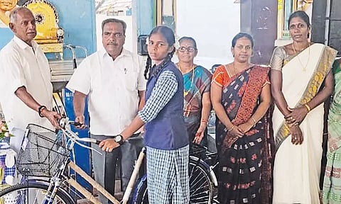 குருகுலம் மேல்நிலைப்பள்ளியில் இலவச சைக்கிள்கள் வழங்கும் விழா நடந்தது.