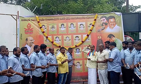 இடஒதுக்கீடு போராட்டத்தில் உயிர் நீத்த தியாகிகளின் உருவப்படங்களுக்கு பா.ம.க. மாநில அமைப்பாளர் மலரஞ்சலி ெசலுத்திய காட்சி.