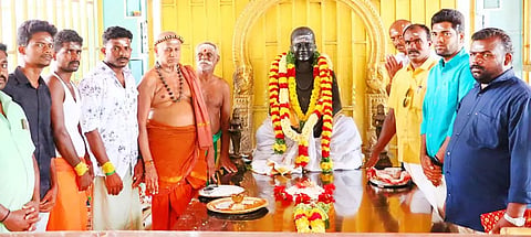 பசும்பொன் தேவர் நினைவிடத்தில் மதுரை ஆதீனம் வழிபாடு நடத்திய காட்சி.