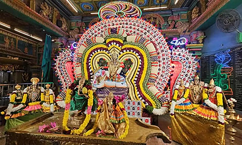 சிறப்பு அலங்காரத்தில் மணக்குள விநாயகர் பக்தர்களுக்கு அருள்பாலித்த காட்சி.