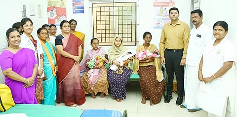 மதுரை வில்லாபுரம் ஆரம்ப சுகாதார நிலையத்தில் பிரசவித்த தாய்மார்களுக்கு ஊட்டச்சத்து பெட்டகங்களை மேயர் இந்திராணி வழங்கினார். அருகில் ஆணையாளர் பிரவீன்குமார், துணை மேயர் நாகராஜன் உள்ளனர். 