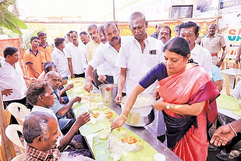 போத்தி விநாயகர் கோவிலில் அமைச்சர் கீதாஜீவன் அன்னதானத்தை தொடங்கி வைத்தபோது எடுத்தபடம். அருகில் மேயர் ஜெகன்பெரியசாமி மற்றும் பலர் உள்ளனர்.