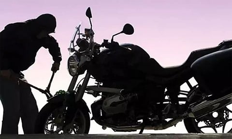 சென்னிமலை மலை கோவிலில் மோட்டார்சைக்கிள் திருட்டு