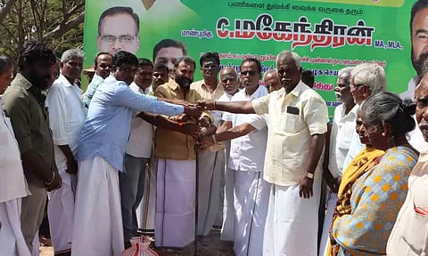 சி.மகேந்திரன் எம்.எல்.ஏ. பூமி பூஜை செய்து பணிகளை தொடங்கி வைத்தக் காட்சி. 