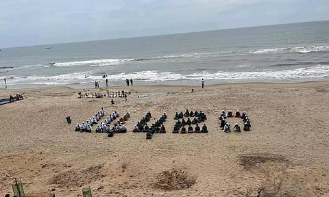 தூய்மை பணியாளர்கள் கடற்கரையில் அமர்ந்து விழிப்புணர்வு 