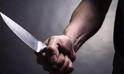 சமோசா சாப்பிட்டதில் தகராறு: இரு தரப்பினருக்கு இடையே மோதல்- 2 பேருக்கு கத்திக்குத்து