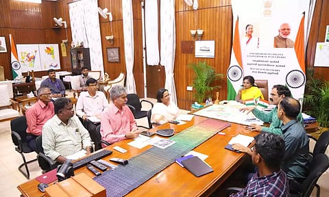 கவர்னர் தமிழிசை அதிகாரிகளுடன் ஆலோசனை செய்த காட்சி.