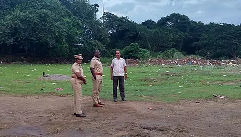 இந்து முன்னணி சார்பில் பரமத்தி வேலூர் காவிரி ஆற்றில் விநாயகர் சிலை கரைக்கும் இடத்தை போலீஸ் சூப்பிரண்டு ராஜேஷ் கண்ணன் பார்வையிட்ட போது எடுத்த படம்.