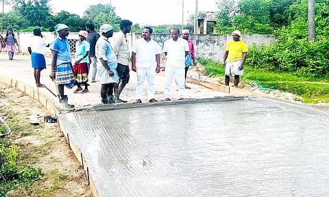 சிமெண்டு சாலை அமைக்கும் பணி