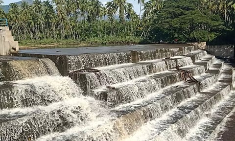 போடி மற்றும் சுற்றுப்புற பகுதியில் பெய்த கனமழை காரணமாக கொட்டக்குடி ஆற்றில் நீர்வரத்து அதிகரித்து அணைப்பிள்ளையார் நீர்வீழ்ச்சி ஆர்ப்பரித்து கொட்டுகிறது.