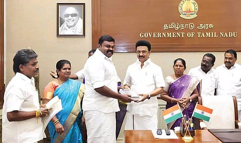 தியாகி இம்மானுவேல் சேகரனுக்கு சிலையுடன் கூடிய மணி மண்டபம் அமைக்க உத்தரவிட்ட முதல்-அமைச்சர் மு.க.ஸ்டாலினை ராஜா எம்.எல்.ஏ., நேரில் சந்தித்து நன்றி தெரித்த போது எடுத்தபடம். அருகில் சண்முகையா எம்.எல்.ஏ. உள்ளார்.