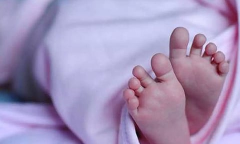 சாக்கடையில் வீசப்பட்ட பச்சிளம் ஆண் குழந்தை உடல்
