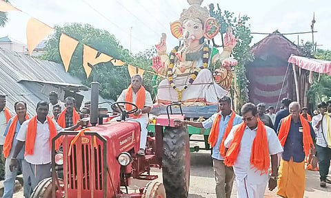 விநாயகர் சிலைகள் ஊர்வலத்தை சபாநாயகர் ஏம்பலம் செல்வம் தொடங்கி வைத்து டிராக்டர் ஓட்டி சென்ற காட்சி.