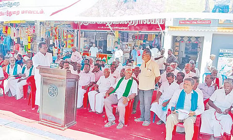மயிலாடுதுறை காவிரி படுகை பாதுகாப்பு இயக்கம் சார்பில் தொடர் முழக்க போராட்டம் நடந்தது.