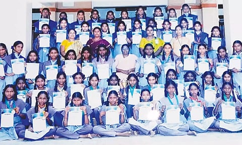 சாதனை படைத்த கும்பகோணம் புனித வளனார் பெண்கள் மேல்நிலைப்பள்ளி மாணவிகள். 