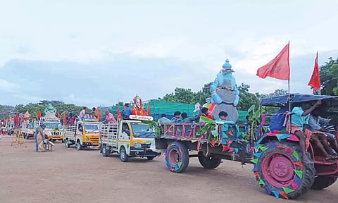 விநாயகர் சிலைகள் ஊர்வலமாக கொண்டு செல்லப்பட்டக் காட்சி. 