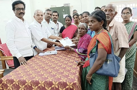 அரசாணை வெளியிடப்பட்ட நிலங்களை சம்பந்தப்பட்ட உரிமையாளரிடம் ஒப்படைப்பு