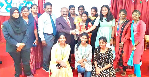 போட்டிகளில் வெற்றி பெற்ற மாணவிகளுக்கு கல்லூரி முதல்வர் டாக்டர் அப்துல் காதிர் பரிசுகளை வழங்கினார்.