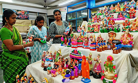 நவராத்திரி பண்டிகையை முன்னிட்டு விதவிதமான கொலு பொம்மைகள் விற்பனைக்கு வைக்கப்பட்டுள்ளது.