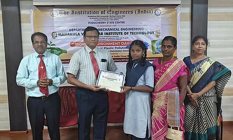  ஓவியப் போட்டியில் வெற்றி பெற்ற மாணவர்களுக்கு பரிசு வழங்கிய காட்சி.