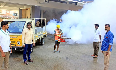 நெல்லை சந்திப்பு பகுதியில் டெங்கு கொசு ஒழிப்பு பணி நடைபெற்ற போது எடுத்தபடம்.