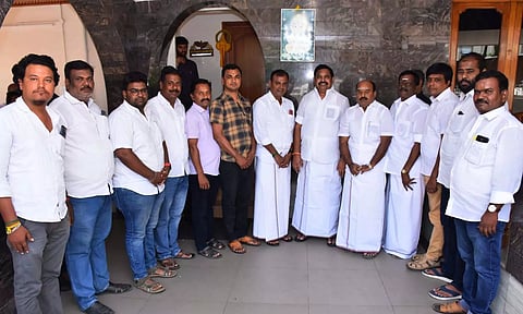 மாற்றுக்கட்சியினர் அ.தி.மு.க.வில் இணைந்த காட்சி. 
