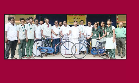 கருமாத்தூரில் அரசின் விலையில்லா சைக்கிள்கள்