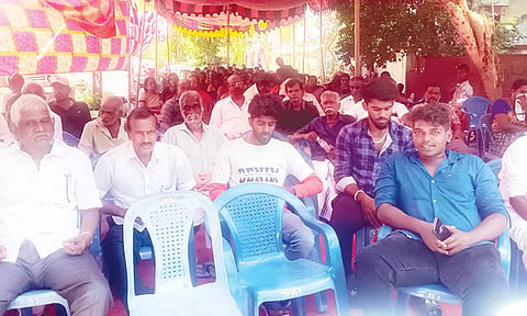பொதுமக்கள் உண்ணாவிரத போராட்டத்தில் ஈடுபட்டனர்.