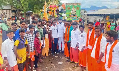 விநாயகர் சிலை விசர்ஜன ஊர்வலத்தை யுவசேனா மாநிலத் தலைவர் அட்சயா திருமுருக தினேஷ் தொடங்கி வைத்த போது எடுத்த படம். 