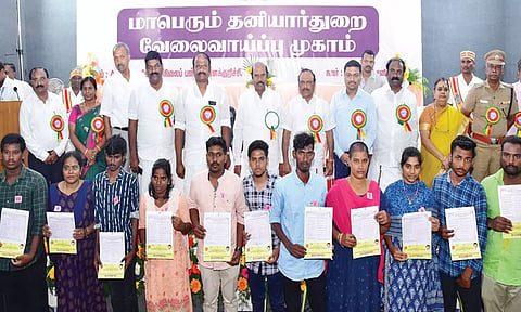 தனியார் துறை வேலைவாய்ப்பு முகாமில் தேர்வு செய்யப்பட்ட இளைஞர்களுக்கு அமைச்சர்கள் எ.வ.வேலு, சி.வெ.கணேசன் ஆகியோர் பணி நியமன ஆணையினை வழங்கினர்.