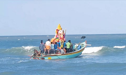 விநாயகர் சிலைகளை கரைக்க படகு மூலம் எடுத்து சென்றனர். 