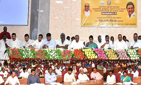நெல்லை கலெக்டர் அலுவலக கூட்ட அரங்கில் அமைச்சர் கே.என்.நேரு தலைமையில் ஆய்வு கூட்டம் நடைபெற்றது.
