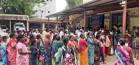 கடலூர் அரசு மருத்துவமனையில் பதிவு செய்ய நோயாளிகள் நீண்ட வரிசையில் நிற்பதை படத்தில் காணலாம்.