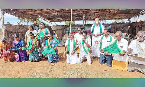 போராட்டத்தில் ஈடுபட்ட விவசாயிகளின் காட்சி. 