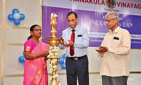 மணக்குள விநாயகர் கல்வி நிறுவனத்தின் தலைவர் மற்றும் மேலாண் இயக்குனர் தனசேகரன் விழாவை தொடங்கி வைத்த காட்சி.
