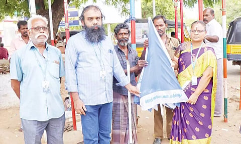 தொழிலாளிகளுக்கு நிழற்குடைகள் வழங்கப்பட்டது. 