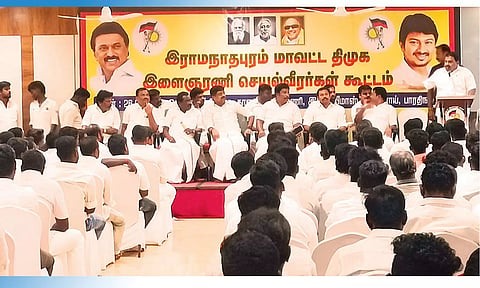  தி.மு.க இளைஞரணி செயல்வீரர்கள் கூட்டத்தில் அமைச்சர் ராஜகண்ணப்பன் பேசிய போது எடுத்த படம்.