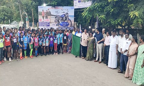 மினி மாரத்தான் போட்டியை கலெக்டர் அருண் தம்புராஜ் கொடியசைத்து தொடங்கி வைத்தார்.
