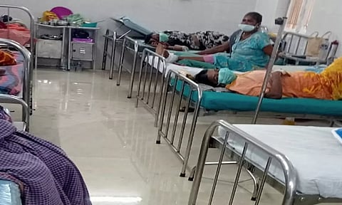 காரைக்கால் அரசு ஆஸ்பத்திரி வார்டுக்குள் கழிவு நீர் புகுந்தது:நோயாளிகள் அவதி