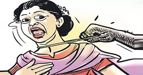 ஆலங்குளம் பஸ் நிலையத்தில் மூதாட்டியிடம் 3 பவுன் நகை பறித்த பெண்