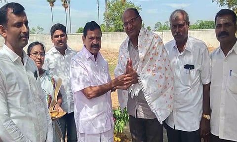 என்ஜினீயர்க்கு , விகாஸ் வித்யாலயா பள்ளி தாளாளர் பொன்னாடை போர்த்திய காட்சி. 