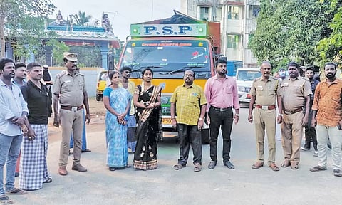 சீர்காழியில் பிடிக்கப்பட்ட பன்றிகள் வாகனத்தில் உள்ளதை நகர்மன்ற தலைவர் துர்கா ராஜசேகரன் பார்வையிட்டார்.