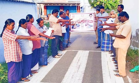 பணியாளர்கள் உறுதிமொழி ஏற்றுக் கொண்ட காட்சி.