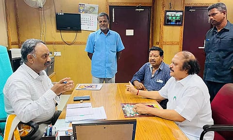  சர்வே டிபார்மெண்ட் நில அளவைத் துறை இயக்குனர் செந்தில்குமாரை நேரில் சந்தித்த காட்சி.