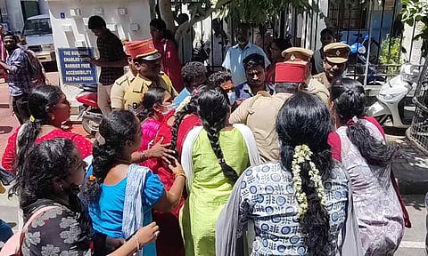நர்சுகள் போராட்டத்தில் ஈடுபட்ட காட்சி.