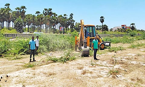 வாகனங்கள் நிறுத்த சீரமைப்பு பணி நடந்த காட்சி.