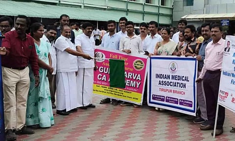 பேரணியை மேயர் தினேஷ்குமார் கொடியசைத்து தொடங்கி வைத்த காட்சி. 