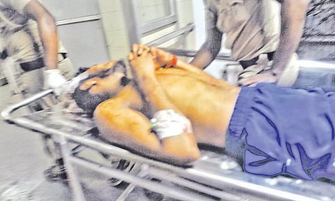 கைதிகளுக்கு இடையே ஏற்பட்ட மோதலில் காயமடைந்த உசேன்.