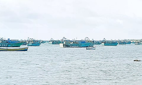 நடுக்கடலில் மீனவர்களிடம் கத்திமுனையில் பொருட்களை பறித்த இலங்கை கடல் கொள்ளையர்கள்