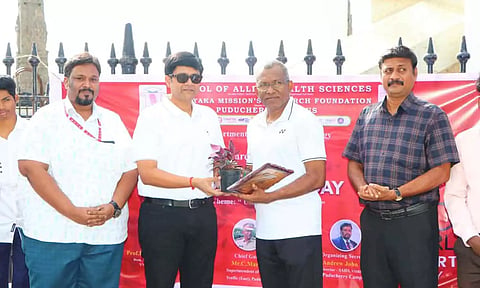 உலக சாதனை நிகழ்ச்சியில் கல்லூரி டீன். டாக்டர் செந்தில்குமார், புதுச்சேரி போலீஸ் சூப்பிரண்டு மாறன், இயக்குனர் ஆட்ன்ரூ ஜான், சந்துரு பங்கேற்ற காட்சி. 
